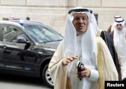 사우디아라비아 에너지부 장관인 압둘아지즈 빈살만 알사우드 왕자가 4일 오스트리아 빈 OPEC+ 장관급 회의 현장에 도착하고 있다. (자료사진)