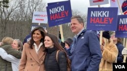 Kandidat presiden dari Partai Republik Nikki Haley mengunjungi para pemilih dan para relawan kampanyenya di tempat pemungutan suara di kota Bedford, New Hampshire (23/1).