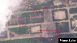 북한 열병식 훈련장을 촬영한 10일 자 위성사진. 공터에 차량이 빼곡히 들어선 모습(화살표)이 보이는 가운데 병력대열 약 15개가 훈련 중인 장면(사각형 안)도 확인된다. 사진=Planet Labs