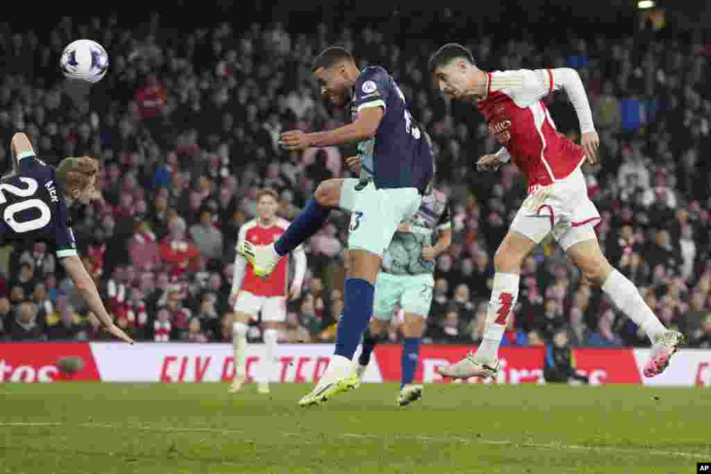 Arsenal&#39;s Kai Havertz, right, scores his side&#39;s second goal during the English Premier League soccer match between Arsenal and Brentford at the Emirates Stadium in London, March 9, 2024.