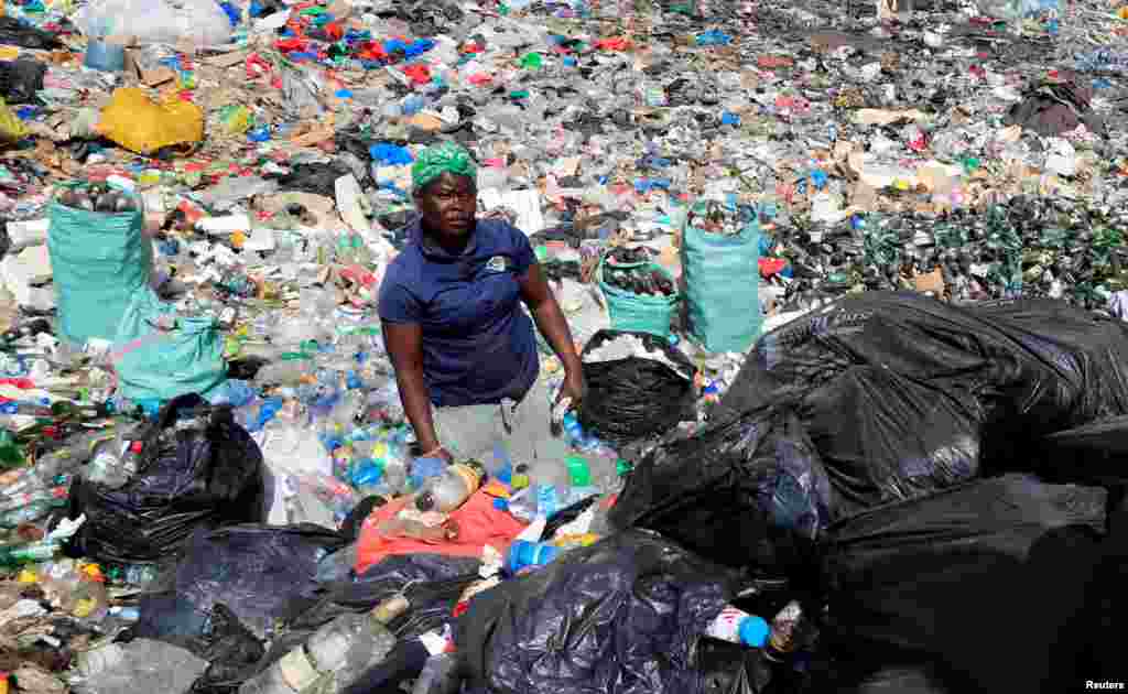 Una mujer, de 42 años, trabaja en un vertedero a las afueras de Nairobi, en Kenia, clasificando materiales de deshecho y reciclables. (Foto: 5 de junio de 2023).