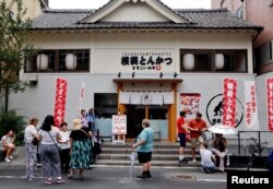 นักท่องเที่ยวแห่มาเยือนร้านโยโคซูนะ ทงคัตสึ โดซูโคอิ ทานากะ ในกรุงโตเกียว ประเทศญี่ปุ่น 30 มิถุนายน 2023