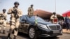 Le président Umaro Sissoco Embalo débout dans sa voiture lors du cinquantième anniversaire de l'indépendance de la Guinée-Bissau.