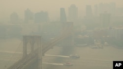 New York, Mỹ, chìm trong khói cháy rừng bay đến từ Canada.