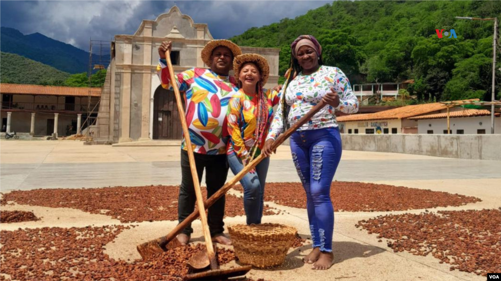 La venezolana Linda Fleitas es consciente de la importancia del café y decidió plasmarlo en prendas de vestir y accesorios.