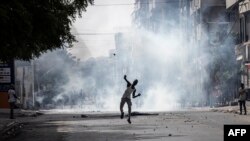 Un manifestant lance une pierre sur la police à Dakar, le 1er juin 2023 lors d'une manifestation. (Photo AFP)