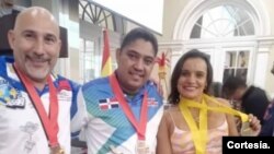 Judazmin Mata junto a participantes del Campeonato Mundial de Dominó.