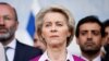 ARCHIVO: La presidenta de la Comisión Europea, Ursula von der Leyen, asiste a un momento solemne para recordar a las personas asesinadas en Israel durante el conflicto en curso con Hamás, en el Parlamento Europeo, en Bruselas, Bélgica, el 11 de octubre de 2023. 