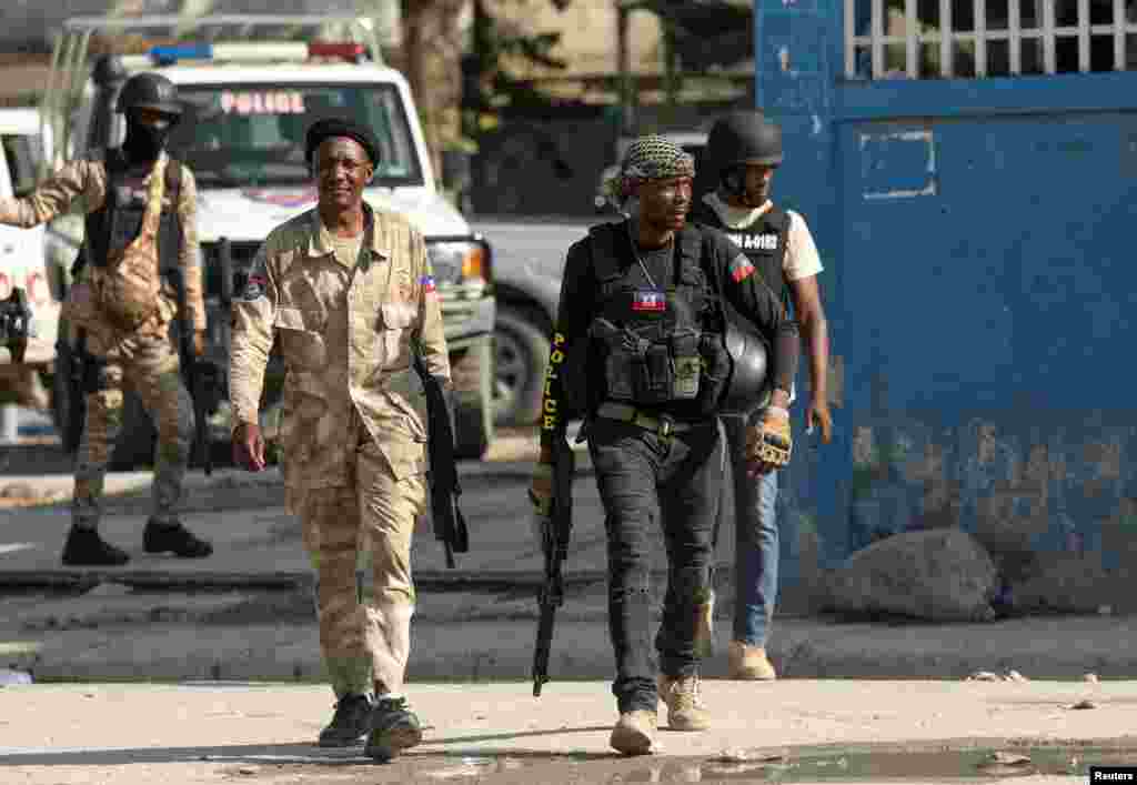 Agentes patrullan frente a la sede de la policía. Puerto Príncipe, Haití, el 6 de marzo de 2024.