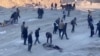 Palestinos transportan a las víctimas después de lo que los funcionarios de salud palestinos dijeron que era fuego israelí contra personas que esperaban ayuda en la ciudad de Gaza, en esta imagen fija tomada de un video, el 29 de febrero de 2024