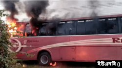 ঢাকার মালিবাগ চৌধুরীপাড়ায় সকাল ৮টার দিকে দুর্বৃত্তরা একটি গাড়িতে আগুন দেওয়ার চেষ্টা। ১ নভেম্বর, ২০২৩।