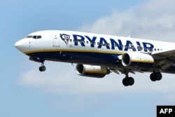 Pesawat Ryanair Boeing 737-8AS siap mendarat di bandara El Prat, Barcelona, 1 Juli 2022. (Pau BARRENA / AFP)