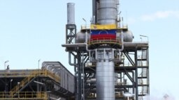 Venezuela'ya uygulanan uluslararası petrol yaptırımlarının hafifletilmesinin ardından yabancı petrol şirketlerinin ülkeye geri dönmesiyle günlük petrol üretimi 200 bin varil, günlük petrol geliriyse 13 milyon dolar arttı. 