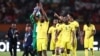 Jogadores dos Mambas cumprimentam os adeptos no final do jogo de futebol do grupo B do Campeonato Africano (CAN) 2024, entre o Egito e Moçambique, no Estádio Felix Houphouet-Boigny. (Foto de FRANCK FIFE / AFP)