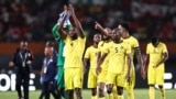 Jogadores dos mambas cumprimentam os adeptos no final do jogo de futebol do grupo B da Taça das Nações Africanas (CAN) 2024, entre o Egipto e Moçambique, no Estádio Felix Houphouet-Boigny. (Foto de FRANCK FIFE / AFP)