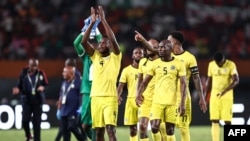 Jogadores dos mambas cumprimentam os adeptos no final do jogo de futebol do grupo B da Taça das Nações Africanas (CAN) 2024, entre o Egipto e Moçambique, no Estádio Felix Houphouet-Boigny. (Foto de FRANCK FIFE / AFP)