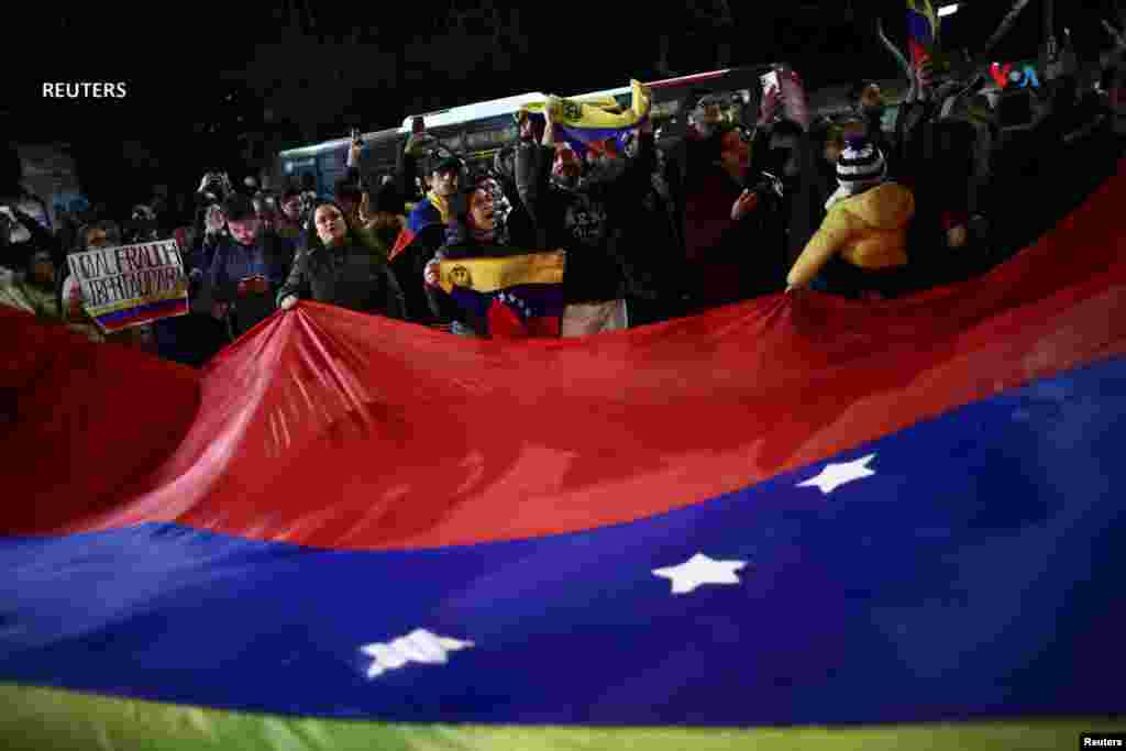 Venezolanos residentes en Argentina también salieron a las calles de Buenos Aires para pronunciarse en contra de los resultados de las elecciones en el país.&nbsp;