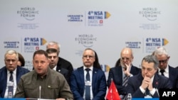 乌克兰总统顾问叶尔马克（左）和瑞士外长卡西斯在达沃斯主持乌克兰和平会议。（2024年1月14日）