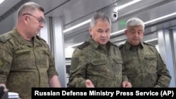 俄罗斯国防部6月26日发布的照片显示国防部长邵伊古（中）与俄军官员在一起谈话。