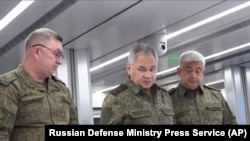 Sergei Shoigu (tengah), saat itu masih menjabat sebagai Menteri Pertahanan Rusia, memeriksa pos komando di lokasi yang dirahasiakan, 26 Juni 2023. (Layanan Pers Kementerian Pertahanan Rusia via AP)
