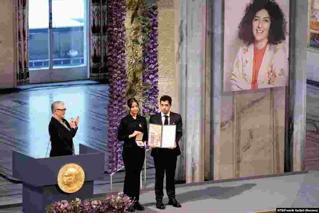 Али и Киана Рахмани, деца на Наргес Мохамади, затворена иранска активистка за човекови права, ја прифаќаат наградата за Нобеловата награда за мир за 2023 година во име на нивната мајка во Градското собрание на Осло, Норвешка.