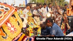 Patrice Talon en plein spectacle Egun-guns à la place Maro à Ouidah le 9 janvier 2024 (VOA/Ginette Fleur Adandé)