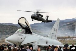 Vojni transportni helikopter sleće nedaleko od italijanskog Jurofajtera, tokom ceremonije otvaranja obnovljene vazduhoplovne baze u Kočovi, u Albaniji, 4. marta 2024.