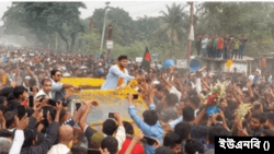 আওয়ামী লীগের মনোনীত এমপি পদপ্রার্থী হিসেবে ঘোষণার পর ক্রিকেটার সাকিব আল হাসান গাড়িবহর নিয়ে মাগুরা শহরে প্রবেশ করেন। ২৯ নভেম্বর, ২০২৩। 