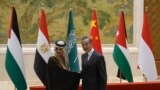 Menteri Luar Negeri China Wang Yi (kanan) dan Menteri Luar Negeri Arab Saudi Faisal bin Farhan Al Saud berjabat tangan ketika bertemu di Beijing, pada 20 November 2023. (Foto: AP/Andy Wong)