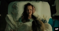 Aktris Olivia O'Neill, pemeran tokoh Katherine dalam sebuah adegan di film "The Exorcist: Believer." (Universal Pictures/AP)