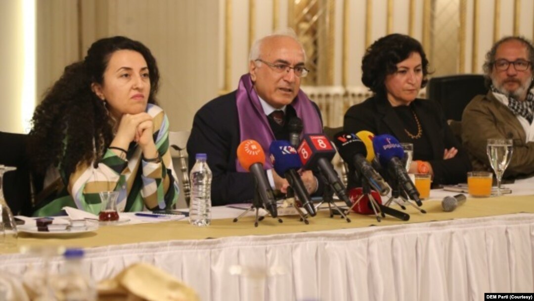 DEM Parti Ankara Büyükşehir Belediye Başkan Adayı Öztürk Türkdoğan, yerel seçimlerde “Abdullah Öcalan’a özgürlük” ve “Kürt meselesinde demokratik çözüm” başlıklarıyla kampanya yürütülerek iktidara mesaj verilip verilmemesiyle ilgili “İktidar taleplerimizi gayet iyi biliyor” dedi