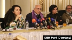 DEM Parti Ankara Büyükşehir Belediye Başkan Adayı Öztürk Türkdoğan, yerel seçimlerde “Abdullah Öcalan’a özgürlük” ve “Kürt meselesinde demokratik çözüm” başlıklarıyla kampanya yürütülerek iktidara mesaj verilip verilmemesiyle ilgili “İktidar taleplerimizi gayet iyi biliyor” dedi