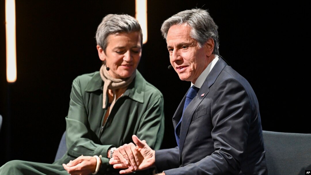 Margrethe Vestager, vicepresidenta ejecutiva de A Europe Fit for the Digital Age and Competition, se da la mano con el secretario de Estado de EEUU, Antony Blinken, durante la reunión del Consejo de Comercio y Tecnología, en Lulea, Suecia, miércoles 31 de mayo de 2023.