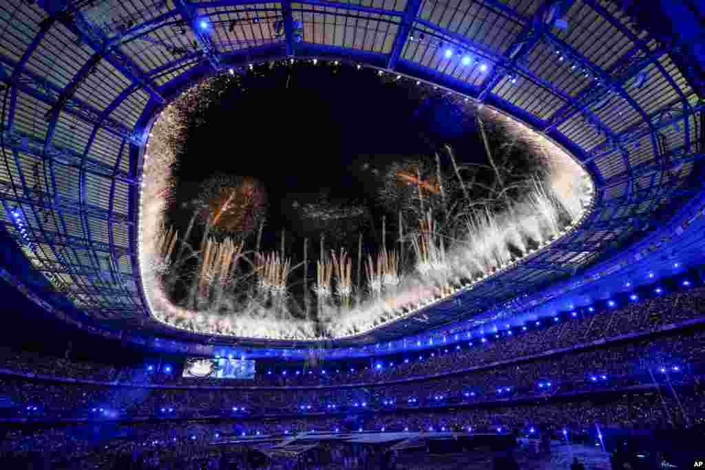 El estadio de Francia, en Saint-Denis, recibió a más de 80.000 personas y miles de deportistas para decirle &quot;adieu&quot; a los Juegos Olímpicos de París 2024.&nbsp;