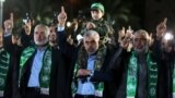 Jahja Sinvar (u sredini) drži na ramenima sina poginulog Hamasovog borca, na sahrani u Gazi u martu 2017. (Foto: REUTERS/Mohammed Salem)