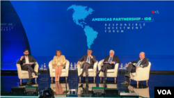 Mandatarios de Chile, Perú, Ecuador, el asesor especial presidencial de EEUU para las Américas y el director del BID, conversan durante un segundo panel presidencial del Foro de Inversión Sostenible.