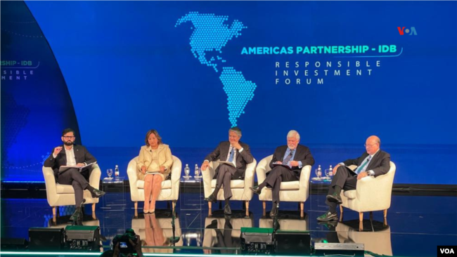 Mandatarios de Chile, Perú, Ecuador, el asesor especial presidencial de EEUU para las Américas y el director del BID, conversan durante un segundo panel presidencial del Foro de Inversión Sostenible.