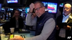 Specialist Glenn Carell works at his post on the floor of the New York Stock Exchange, Aug. 5, 2024.