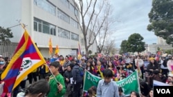2024年3月10日，数百藏人和支持民主自由的人士在中国驻旧金山总领事馆前面集会，纪念西藏起义65周年。（周星晨摄影）