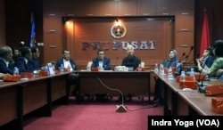 Calon presiden nomor urut tiga, Ganjar Pranowo menyambangai Kantor Persatuan Wartawan Indonesia (PWI) pada Kamis (30/11) di Jakarta. (Foto: VOA/Indra Yoga)