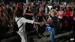 مردم در شهر تل آویو با شنیدن خبر آزادی ۱۳ گروگان اسرائیلی ابراز شادمانی کردند