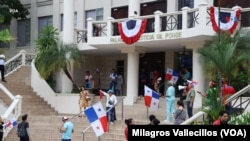 Manifestantes sostienen banderas de Panamá en las afueras de la sede de la Corte Suprema en Ciudad de Panamá, el 24 de noviembre de 2023.