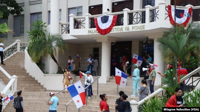 Manifestantes sostienen banderas de Panamá en las afueras de la sede de la Corte Suprema en Ciudad de Panamá, el 24 de noviembre de 2023.