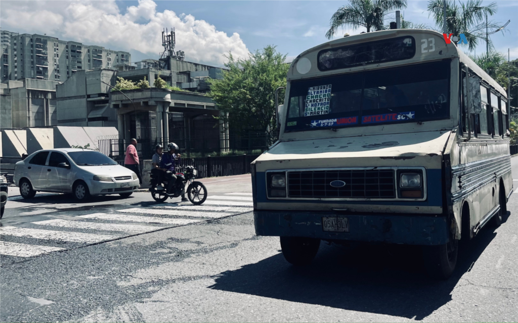 Transportistas de diversas líneas de la ciudad de Caracas que fueron consultados por la VOA, comentaron que no tienen ayuda gubernamental (como créditos) para renovar sus unidades, tampoco reciben un trato preferencial para la compra de repuestos y combustible.