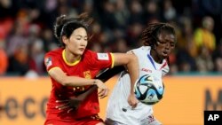 Yang Lina de China lucha por el balón con Nerilia Mondesir de Haití, a la derecha, durante el partido de fútbol del Grupo D de la Copa Mundial Femenina entre China y Haití en Adelaida, Australia, el viernes 28 de julio de 2023.