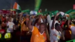 Mashabiki wa Ivory Coast wakishangilia ikiwa ishara ya kutabiri ushindi 