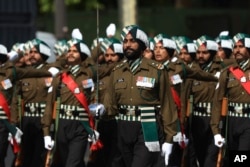 印度军队参加法国庆祝巴士底日在香榭丽舍大道的游行。（2023年7月14日）