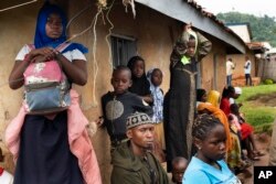 Stanovnici Konga čekaju pomoć predstavnika WHO. (Foto: AP/Jerome Delay)