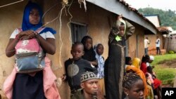 Stanovnici Konga čekaju pomoć predstavnika SZO (Foto: AP/Jerome Delay)