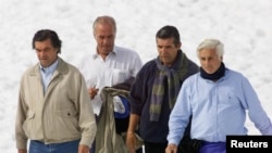 Sobrevivientes de la tragedia de los Andes caminan juntos en el centro de nieve de Valle Nevado, en Chile, el 13 de octubre de 2002. De izquierda a derecha: Alfredo Delgado, José Luis Inciarte , Carlos Páez y Roberto Canessa. REUTERS/Max Montecinos MM